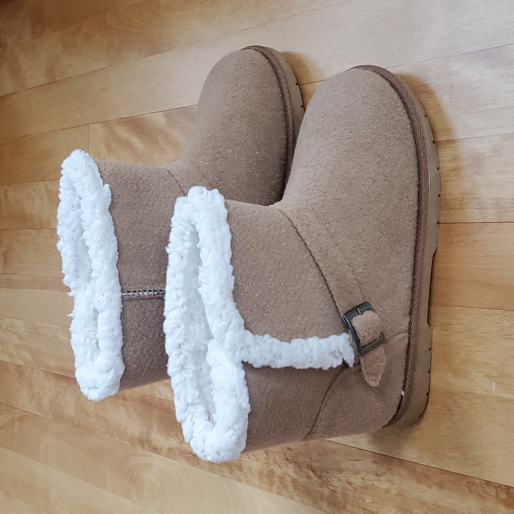 Cute casual faux wool boots by Gaahuu size 7
